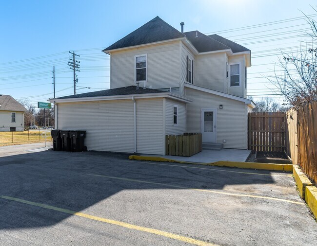 Building Photo - 433 West Grand Street