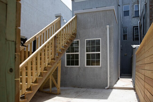 Building Photo - 1723 Monument St