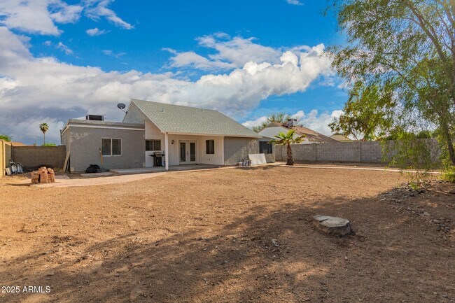 Building Photo - 6038 W Gelding Dr