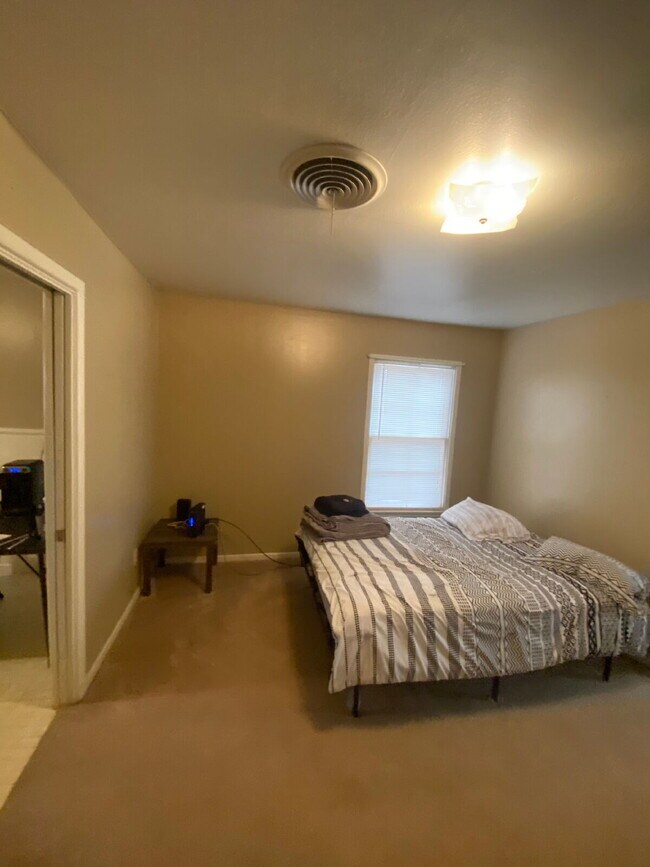 Building Photo - Preleasing for summer!
