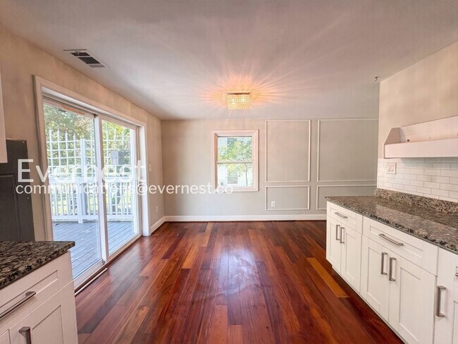 Building Photo - 3 Bed/1.5 Bath Townhome with Fenced Yard / Vouchers Accepted / Available Now!