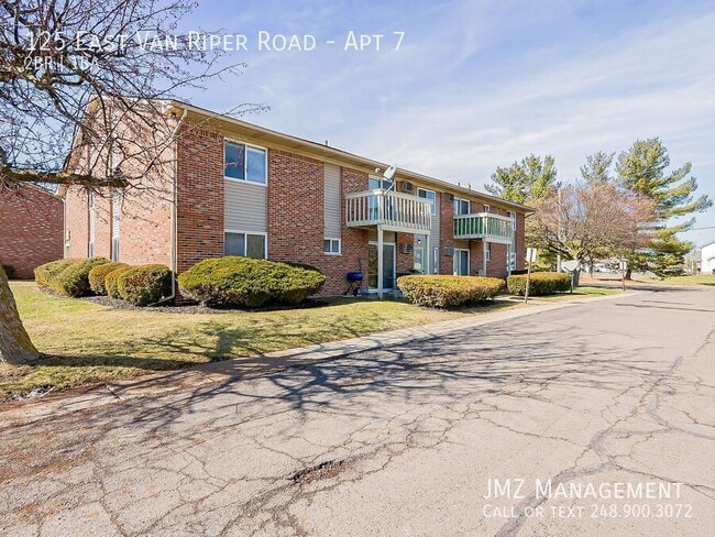 Building Photo - 125 E Van Riper Rd