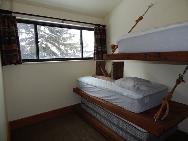 Building Photo - 355 W Deloney Ave