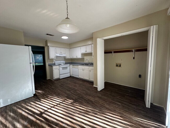 Building Photo - Brewster Estates unit avail NOW!!!