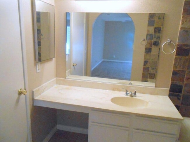 Building Photo - Spacious 2 bedroom Condo in Canyon Lake Community