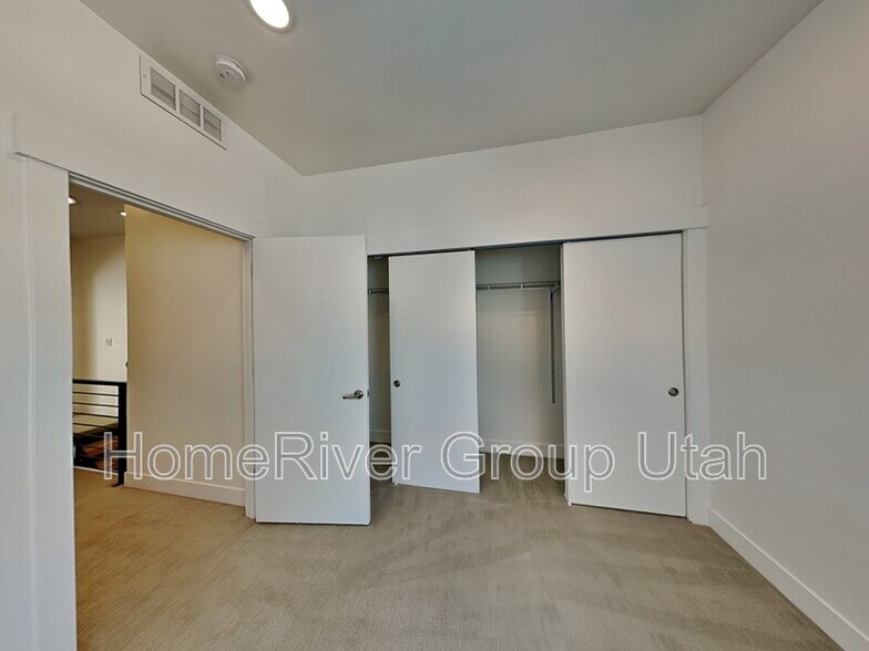Building Photo - 877 S 200 W