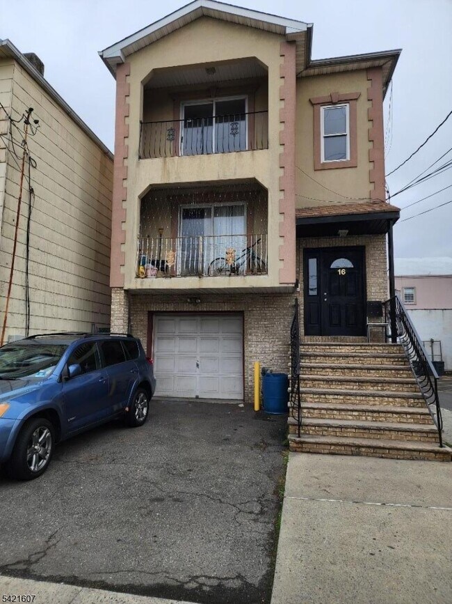 Building Photo - 16 5th St