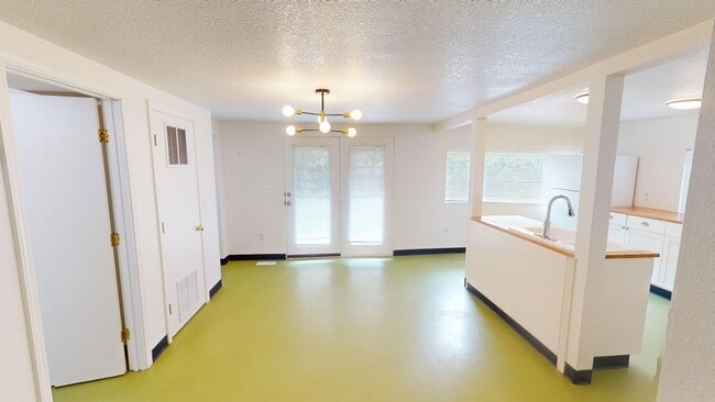 Building Photo - Beautiful Sellwood Bungalow in One of Portland's Most Desirable Neighborhoods. Pet friendly!