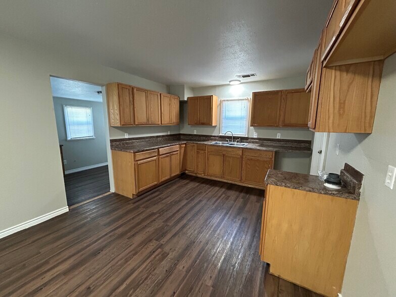 Building Photo - 1121 S Wells St