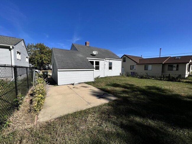 Building Photo - 125 38th St NE