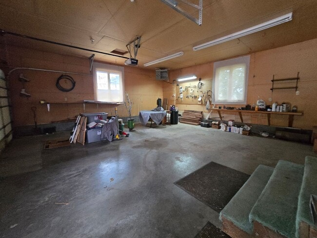 Building Photo - Large 5 Bed, 3 Bath House
