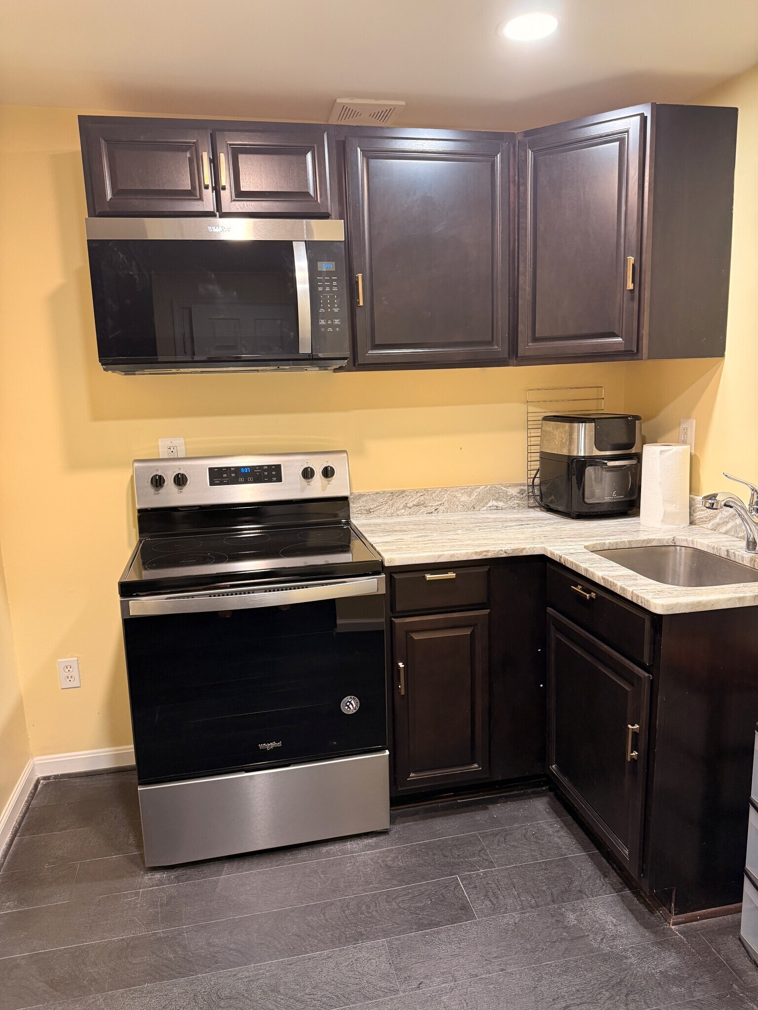 Bright, Clean, and Fully Functional Kitchen Space All the essentials included — just add groceries - 246 Arcadia Shores Cir
