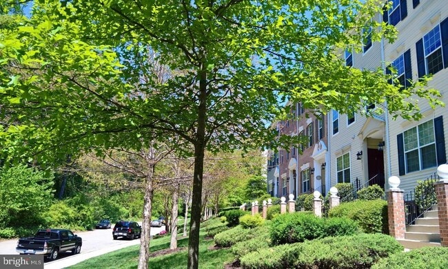 Building Photo - 2125 Hideaway Ct