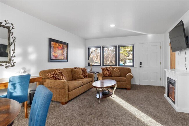 Building Photo - 1305 9th St W