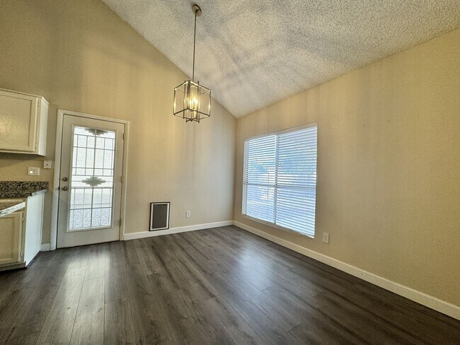 Building Photo - Great 3 bedroom 2 bath culdesac lot with f...