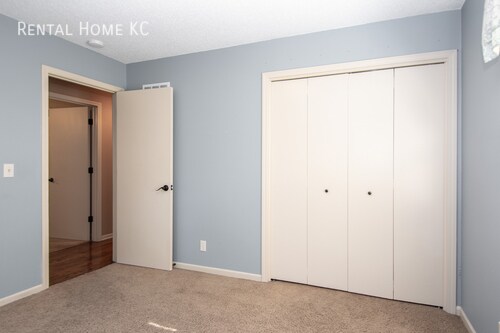 Building Photo - Beautifully updated split level with Finis...