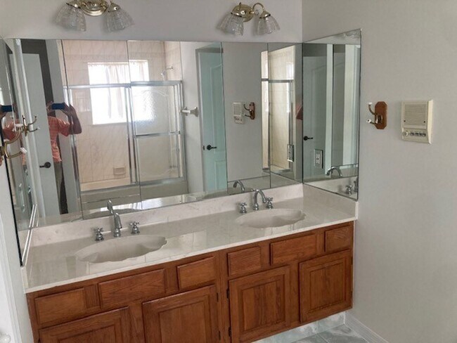 Building Photo - Family Friendly water front 3 Bedroom 3 bath Home with dock & lift -unfurnished-Available NOW