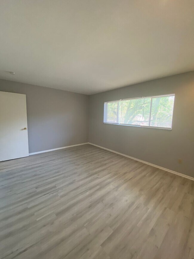 Building Photo - Ready now! Updated One Bedroom One Bath in...