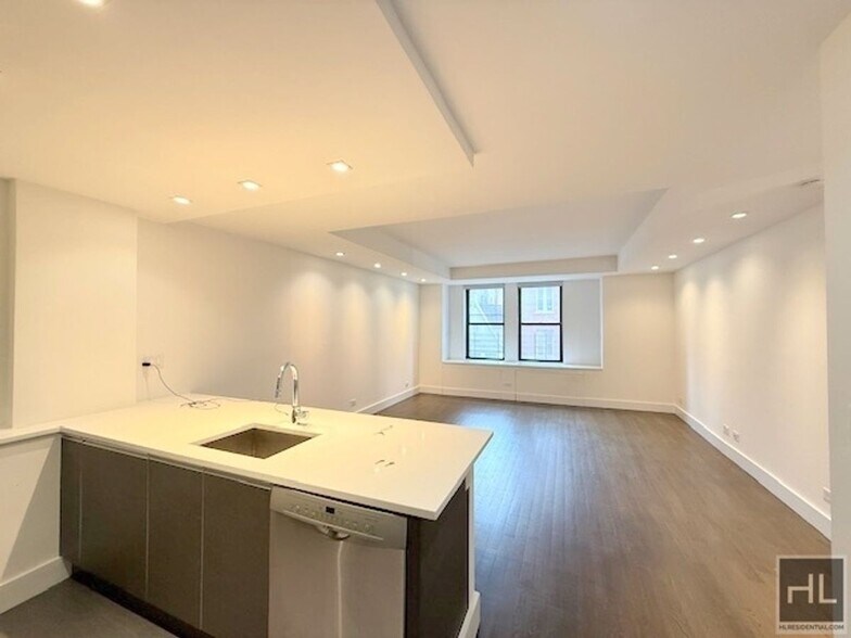 Primary Photo - Large newly renovated 2 bed 2 bath - WEST ...
