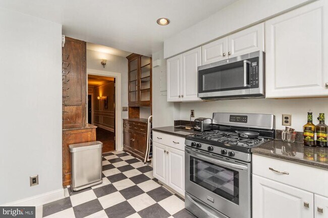 Building Photo - 3405 Greenway