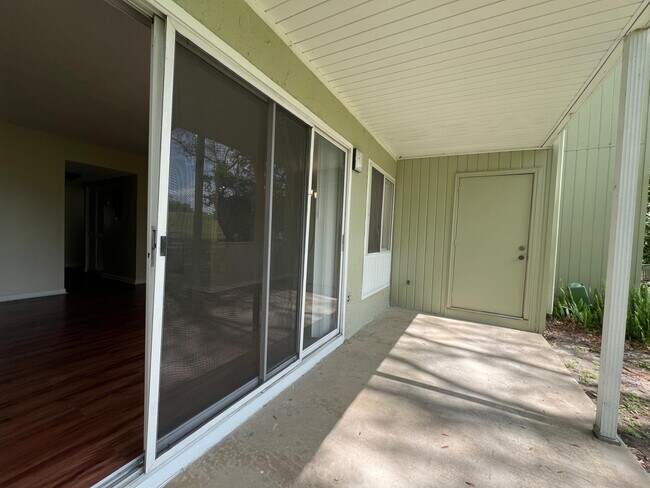 Building Photo - Charming 2-Bedroom Apartment Home in The Fairways – Silver Springs Shores