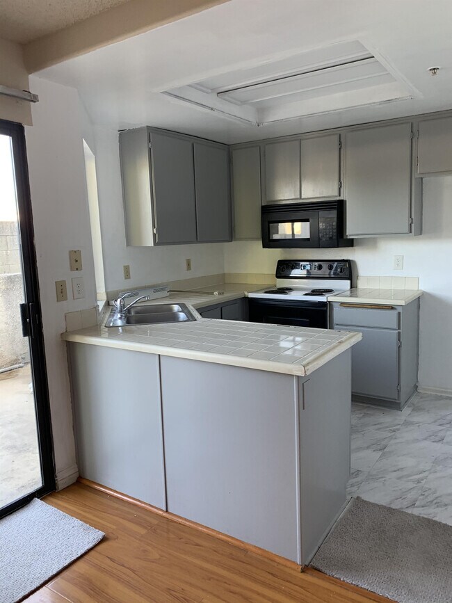 Building Photo - 707 S Webster Ave