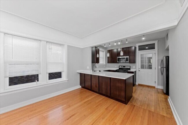 Building Photo - 2 bedroom in Chicago IL 60625