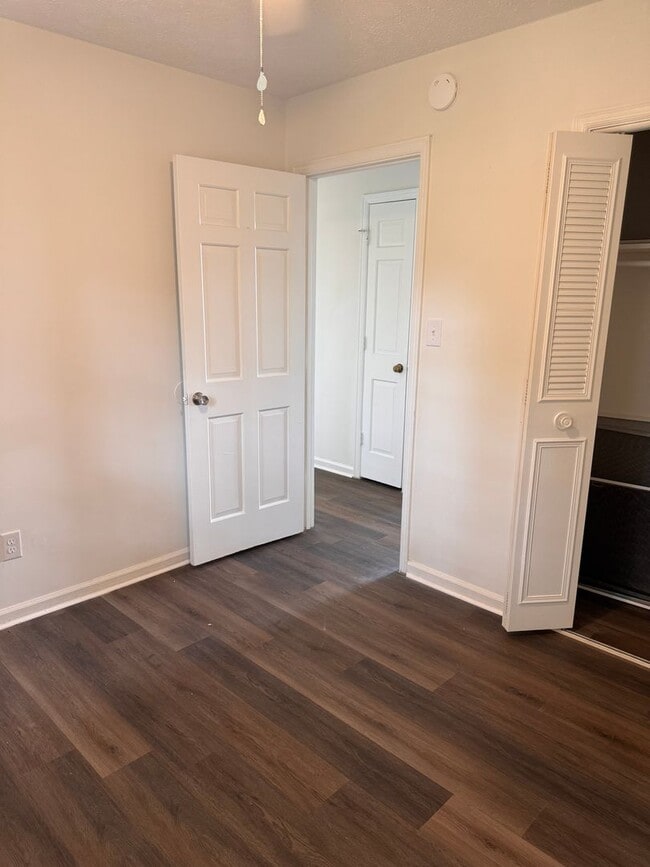 Building Photo - 3 Bedroom || 1.5 Bathroom Townhome