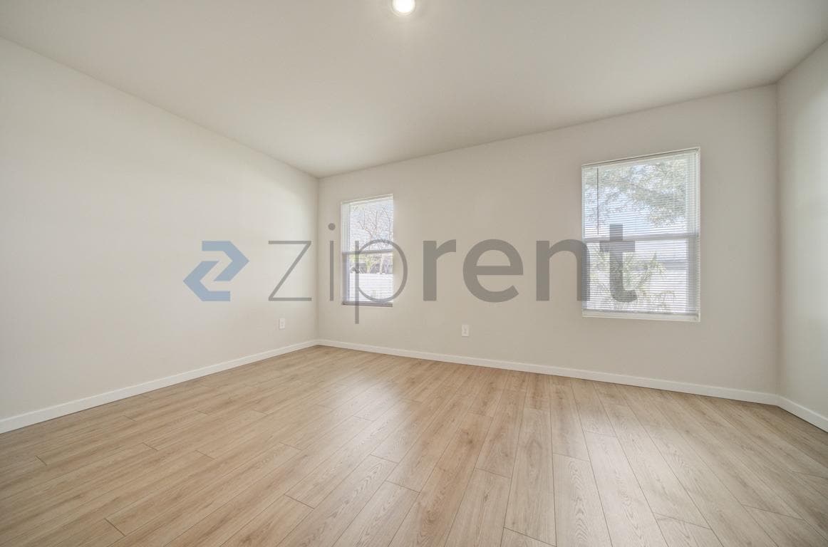 Building Photo - 707 NW 2nd Ln