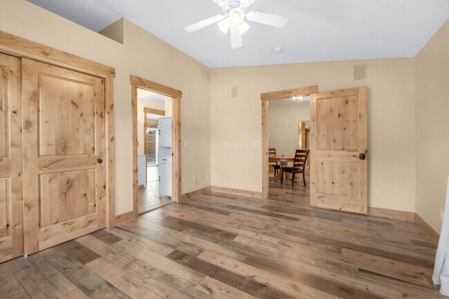 Building Photo - 15632 S Ray Dr