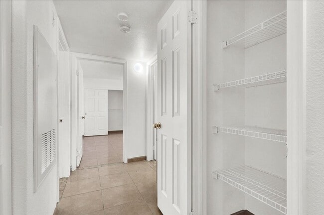 Building Photo - 2 Bedroom 2 Bathroom Ground Floor Condo Unit!