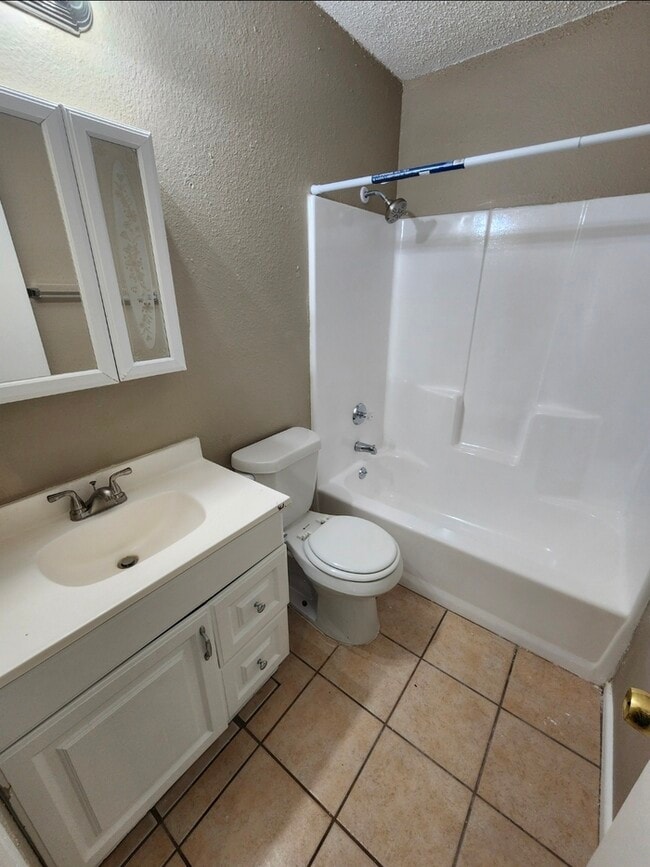 Building Photo - 3 bed 2 bath home