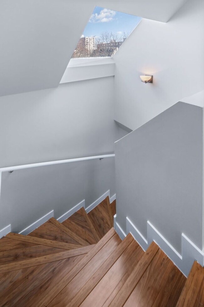 Building Photo - 1644 N Hermitage Ave