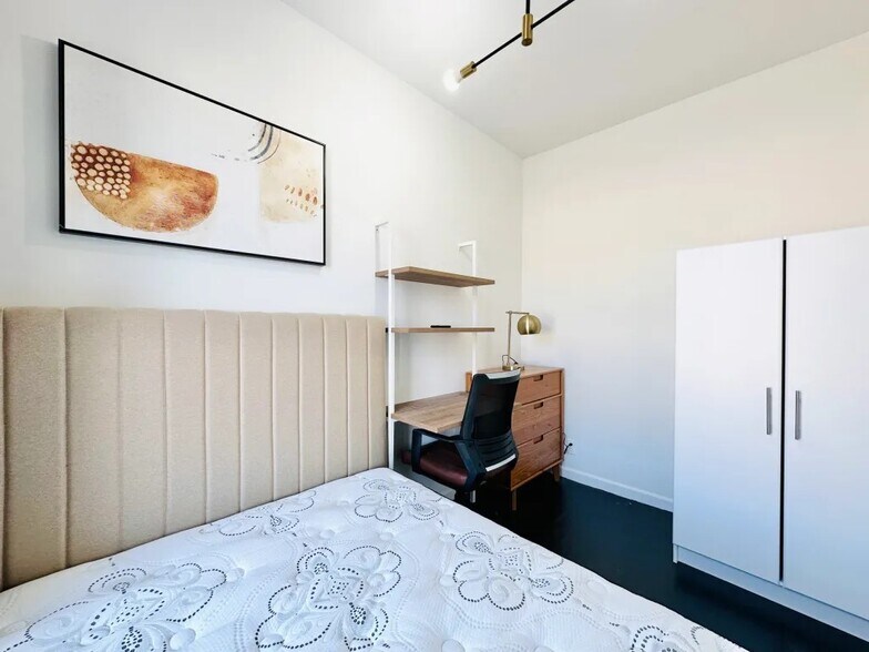 Building Photo - Furnished room/NOT APARTMENT