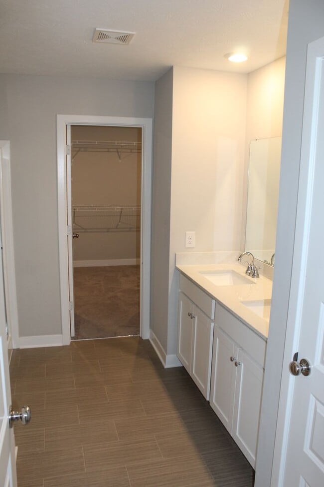 Building Photo - Spacious 5 BR Home in Avon Schools!