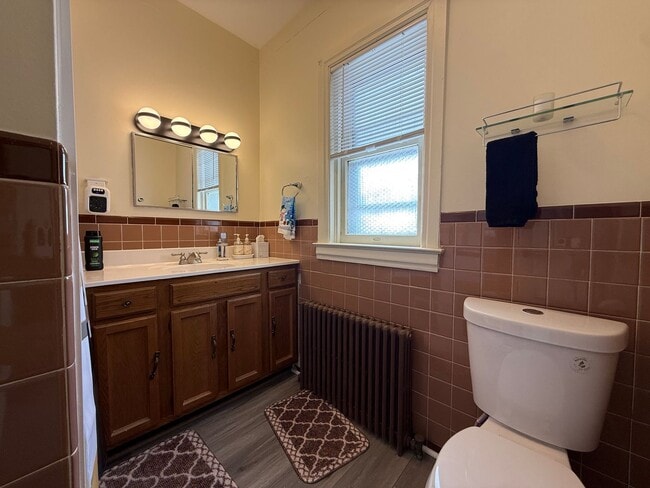 Building Photo - 400 Maple St