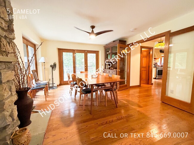 Building Photo - 5 Camelot-