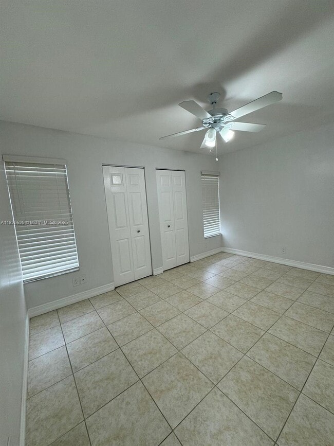 Building Photo - 9919 Twin Lakes Dr