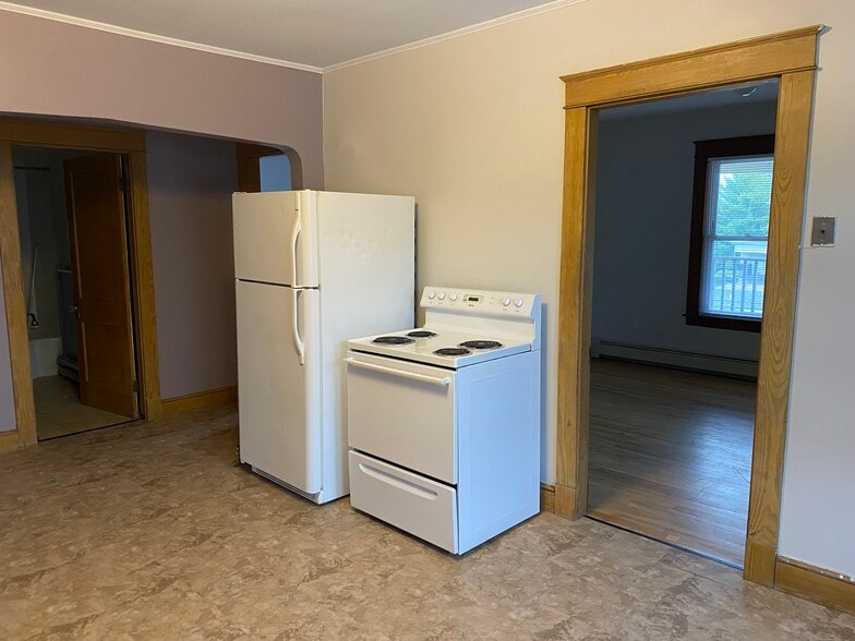 Kitchen - 181 Webber Ave
