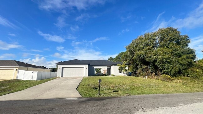 Building Photo - Incredible 3 Bedroom, 2 Bathroom Home in Palm Bay!!