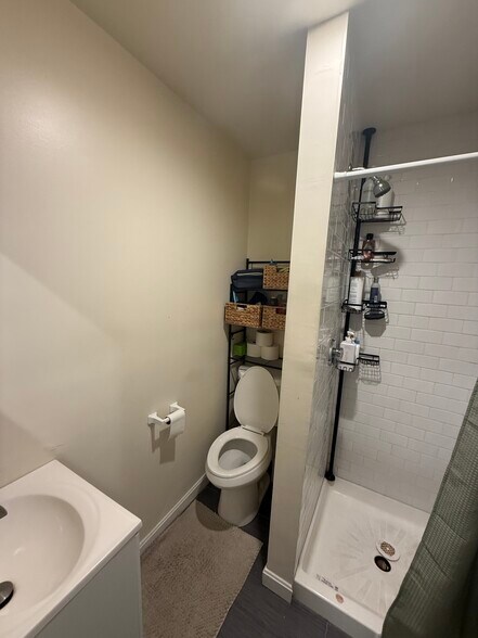 Building Photo - 527 E 3rd St