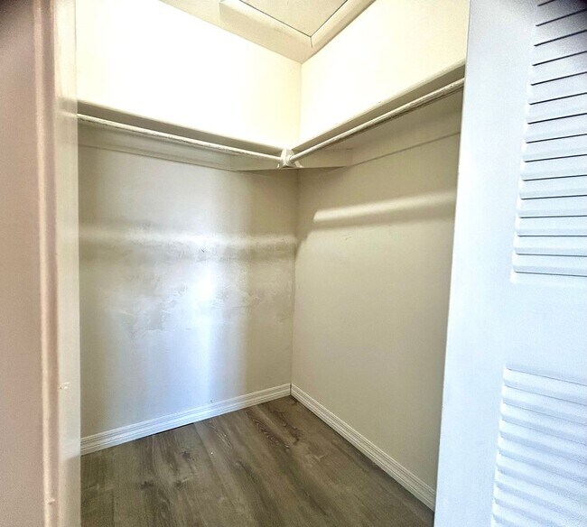 Building Photo - 2/2 Beautifully Remodeled, Furnished, With...