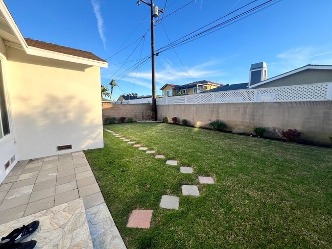 Building Photo - Beautifully Maintained 3 bedroom home