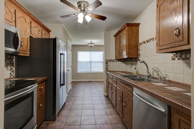 Building Photo - Super cute Ranch on Cul De Sac with update...