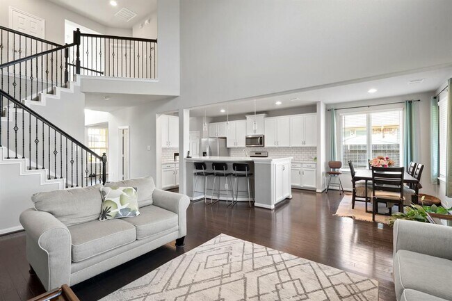 Building Photo - 515 Round Lake Dr