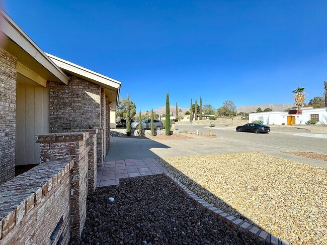 Building Photo - 6851 Amposta Dr