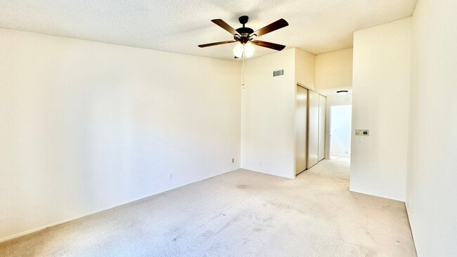 Building Photo - Beautiful, End Unit Condo, in the Very Des...