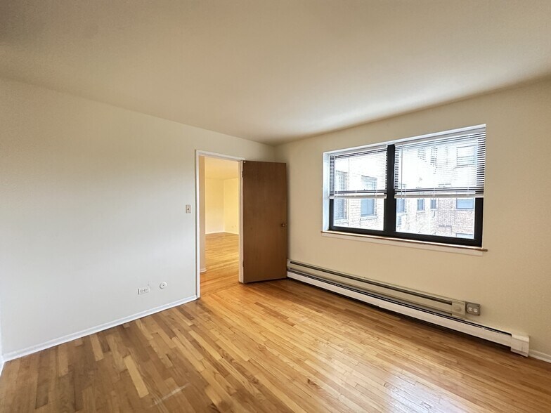 Building Photo - 665 W Wrightwood Ave