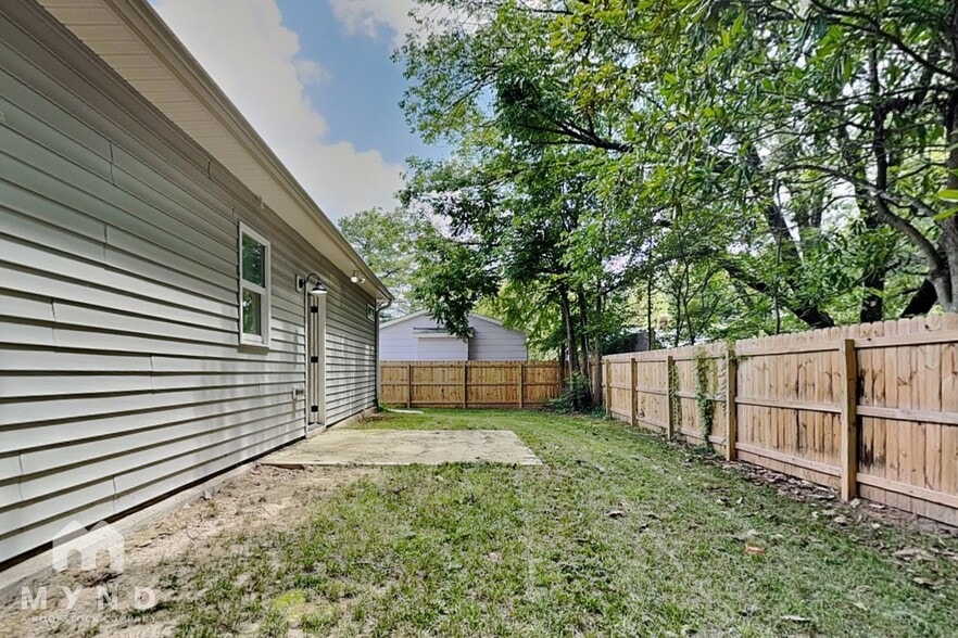 Building Photo - 420 E Cedar Ave