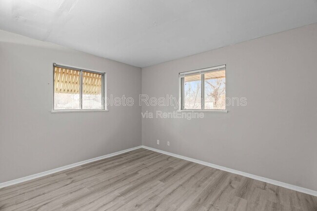 Building Photo - 10769 Spring Garden Dr